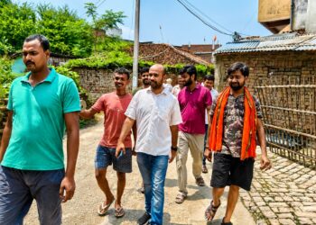 जनता के बीच पहुंचे नगर सभापति प्रतिनिधि ज्योतिष मिश्रा, वार्ड-35 चंद्रनगर रांको में खुला समस्याओं का पूरा पिटारा; सड़क, नाला, जलनिकासी, सफाई और रोशनी की शिकायतों पर आमने-सामने हुआ जनसंवाद—बोले, 39 वार्डों की जनता तक पहुंचकर हर छोटी-बड़ी समस्या के समाधान की करेंगे पहल