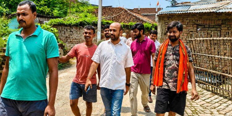 जनता के बीच पहुंचे नगर सभापति प्रतिनिधि ज्योतिष मिश्रा, वार्ड-35 चंद्रनगर रांको में खुला समस्याओं का पूरा पिटारा; सड़क, नाला, जलनिकासी, सफाई और रोशनी की शिकायतों पर आमने-सामने हुआ जनसंवाद—बोले, 39 वार्डों की जनता तक पहुंचकर हर छोटी-बड़ी समस्या के समाधान की करेंगे पहल