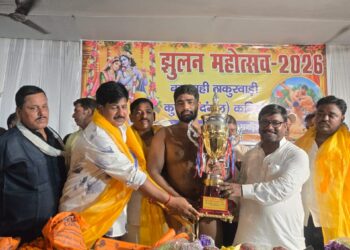 बलुआही ठाकुरबाड़ी में दंगल का ऐसा महासंग्राम कि अखाड़े में मचा घमासान! नेपाल से राजस्थान, यूपी से झारखंड तक के पहलवानों ने दिखाया बाहुबल, 40+ मुकाबलों में पुरुषों के साथ महिला पहलवानों ने भी बिखेरा जलवा; ₹25 हजार की खुली चुनौती के बावजूद राष्ट्रीय स्तर के रितेश पहलवान से हाथ मिलाने तक कोई तैयार नहीं—विजेताओं पर बरसे इनाम, पूरे आयोजन में छाए रहे सदर विधायक बबलू मंडल