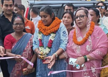 वार्ड 22 में विकास का बड़ा धमाका! ₹13.04 लाख की लागत से सड़क-नाला तैयार, नगर सभापति अर्चना कुमारी ने किया भव्य उद्घाटन; नाला रोड की बदली तस्वीर, अब सुगम होगा आवागमन और जलजमाव से मिलेगी बड़ी राहत