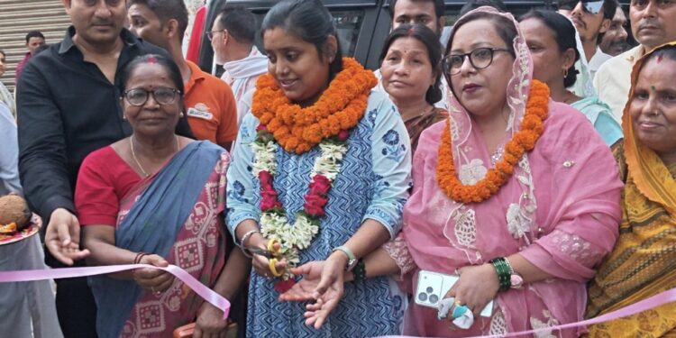 वार्ड 22 में विकास का बड़ा धमाका! ₹13.04 लाख की लागत से सड़क-नाला तैयार, नगर सभापति अर्चना कुमारी ने किया भव्य उद्घाटन; नाला रोड की बदली तस्वीर, अब सुगम होगा आवागमन और जलजमाव से मिलेगी बड़ी राहत